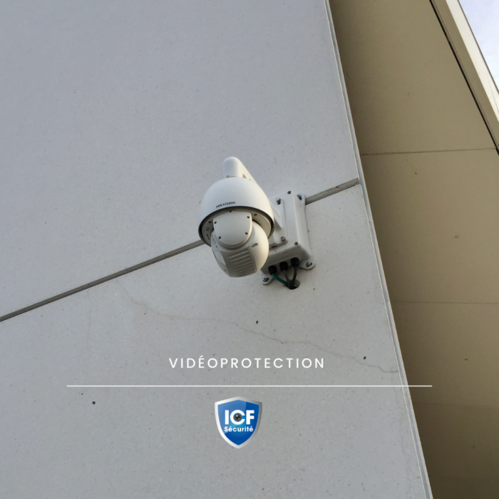 Système de vidéoprotection fixé sur la facade d'un bâtiment